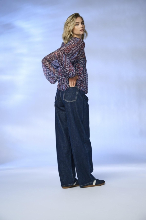 Only blauwe dames blouse | Model achteraanzicht