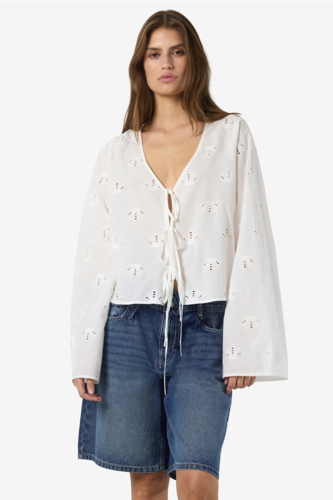 Noisy may witte dames blouse | Model vooraanzicht