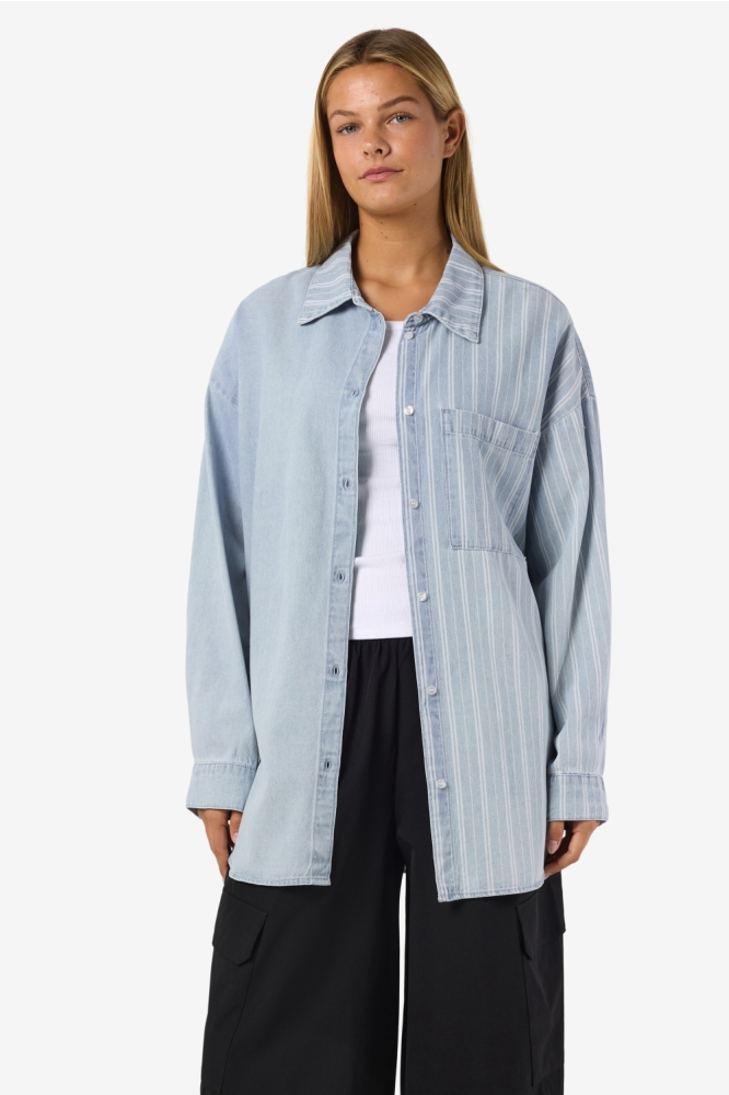 Noisy may blauwe dames blouse | Model vooraanzicht