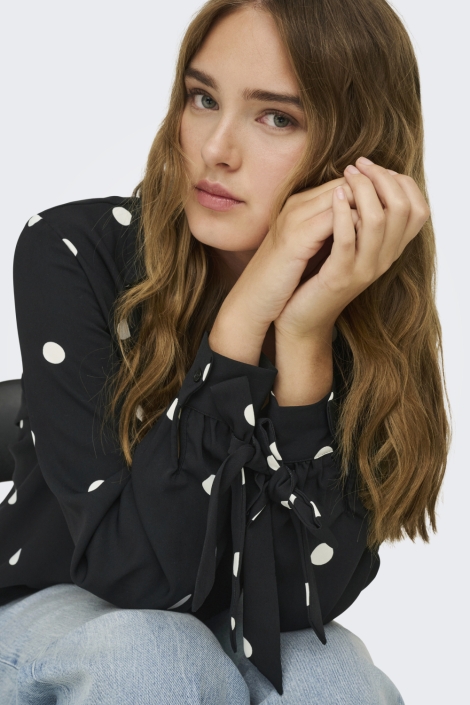 Only zwarte dames blouse | Model vooraanzicht