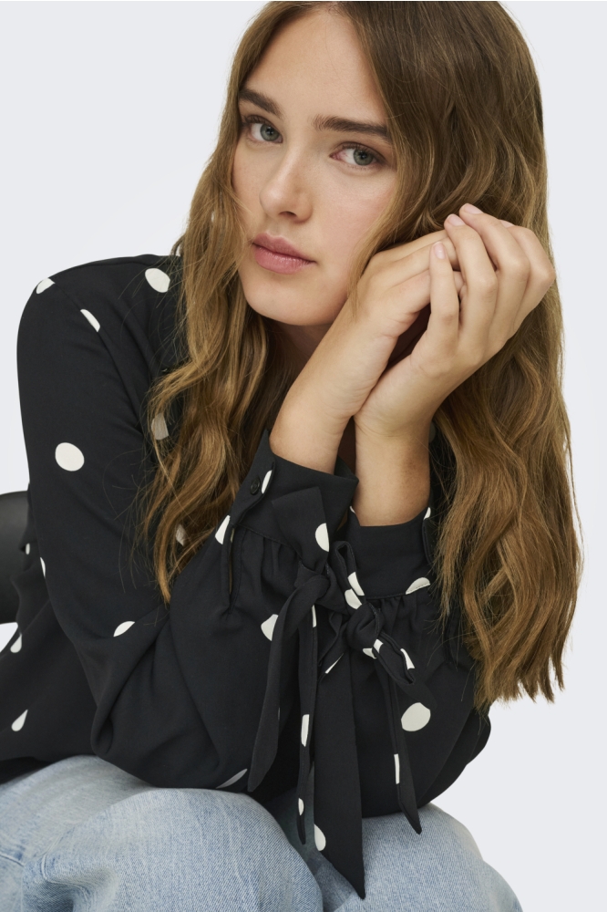 Only zwarte dames blouse | Model vooraanzicht