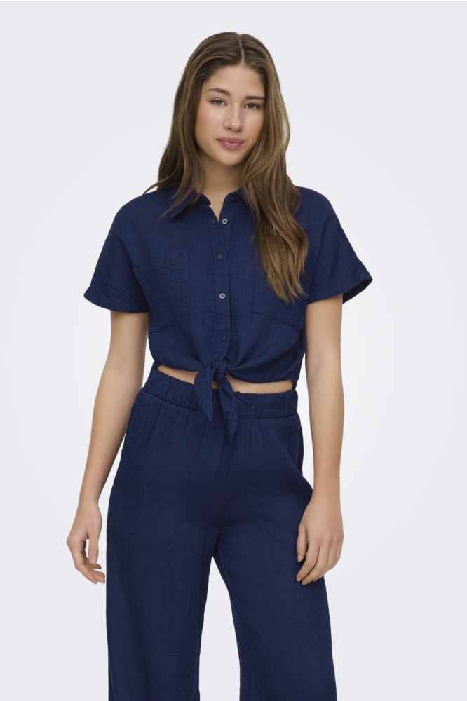 Only blauwe dames blouse | Model vooraanzicht