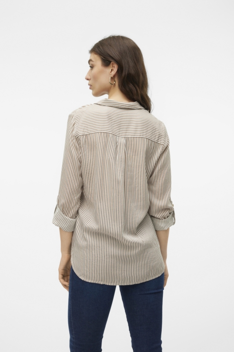 Vero Moda bruine dames blouse | Model achteraanzicht