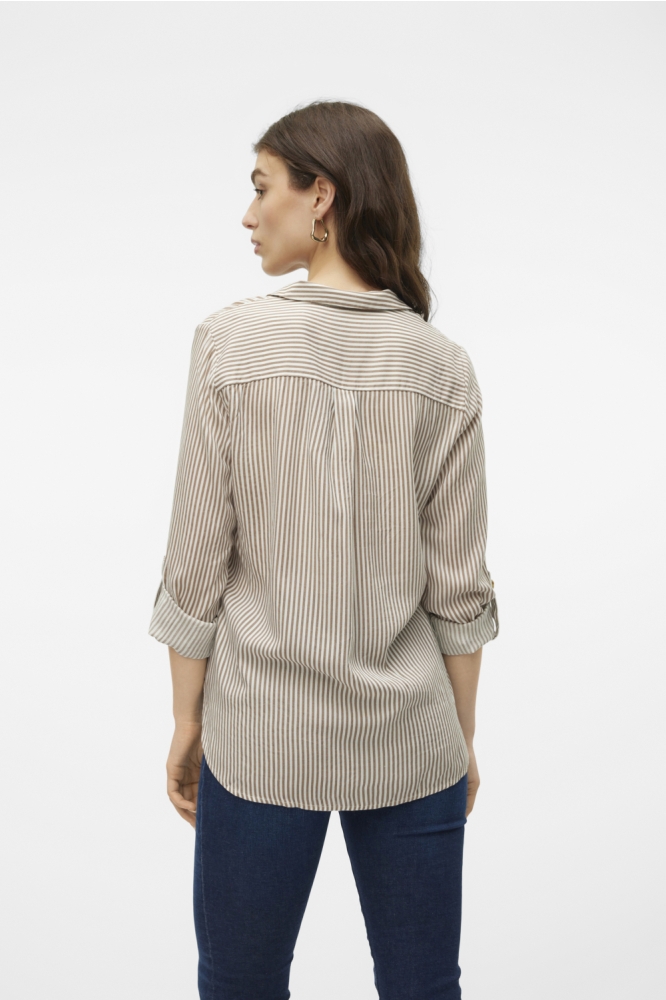 Vero Moda bruine dames blouse | Model achteraanzicht