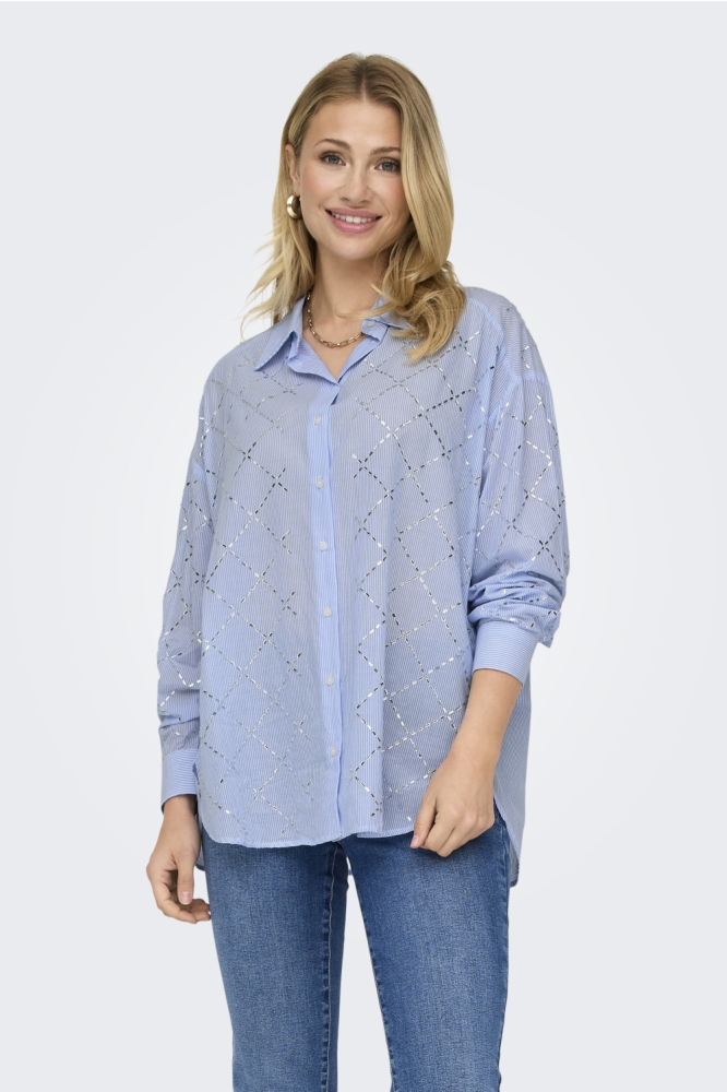 Only blauwe dames blouse | Model vooraanzicht