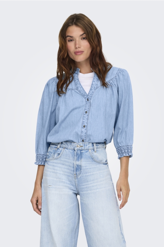 Only blauwe dames blouse | Model vooraanzicht