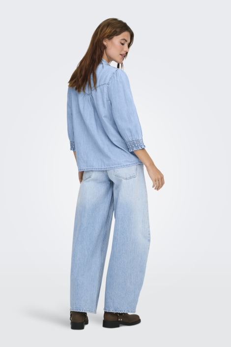 Only blauwe dames blouse | Model vooraanzicht