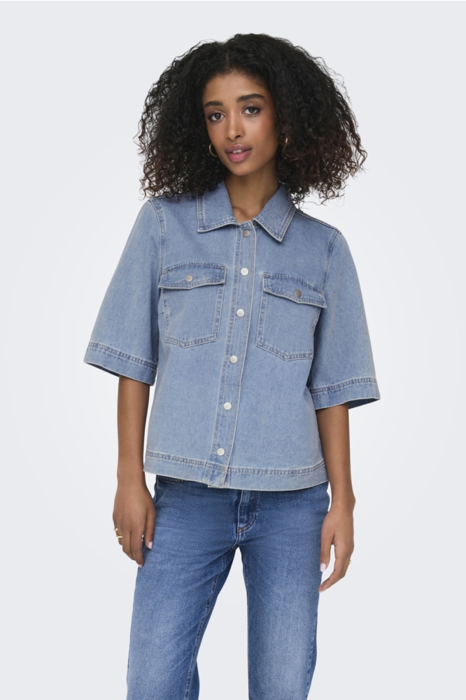 Only blauwe dames blouse | Model vooraanzicht