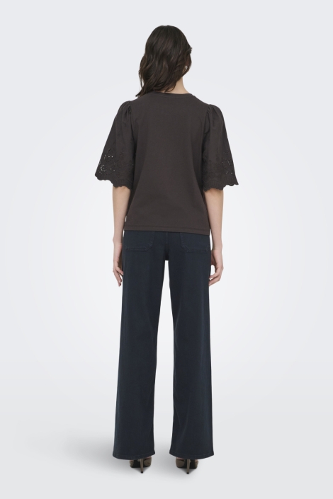 Jacqueline de Yong bruine dames t-shirt | Model achteraanzicht