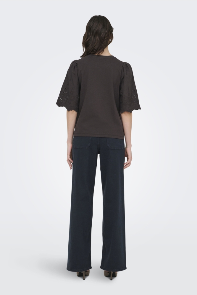 Jacqueline de Yong bruine dames t-shirt | Model achteraanzicht