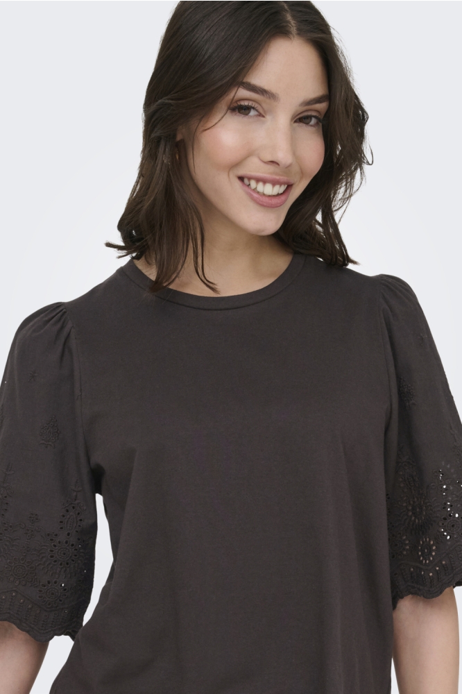 Jacqueline de Yong bruine dames t-shirt | Close up