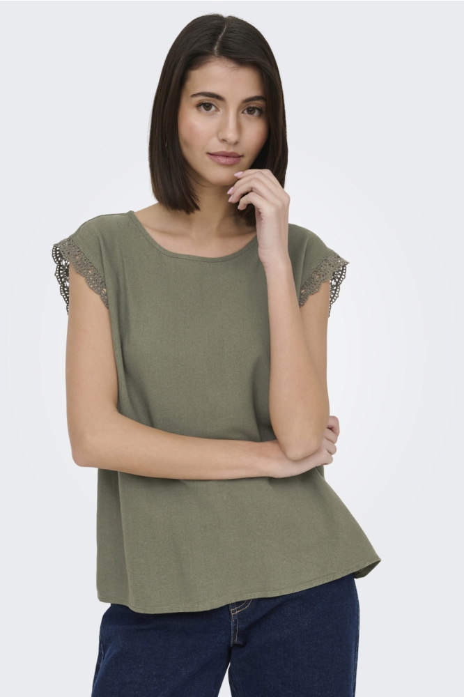 Jacqueline de Yong groene dames t-shirt | Model vooraanzicht