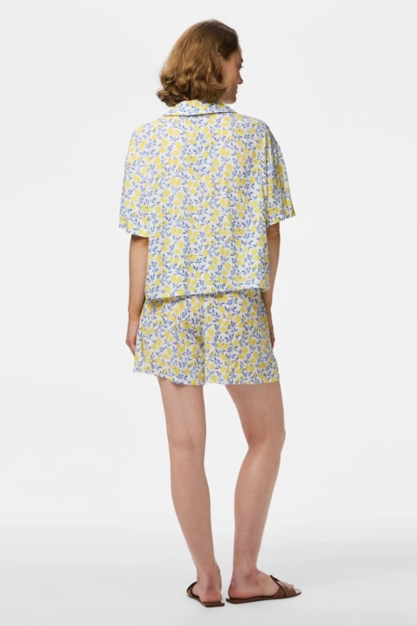 Pieces witte dames blouse | Model achteraanzicht