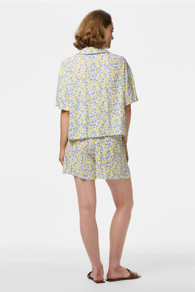 Pieces witte dames blouse | Model achteraanzicht