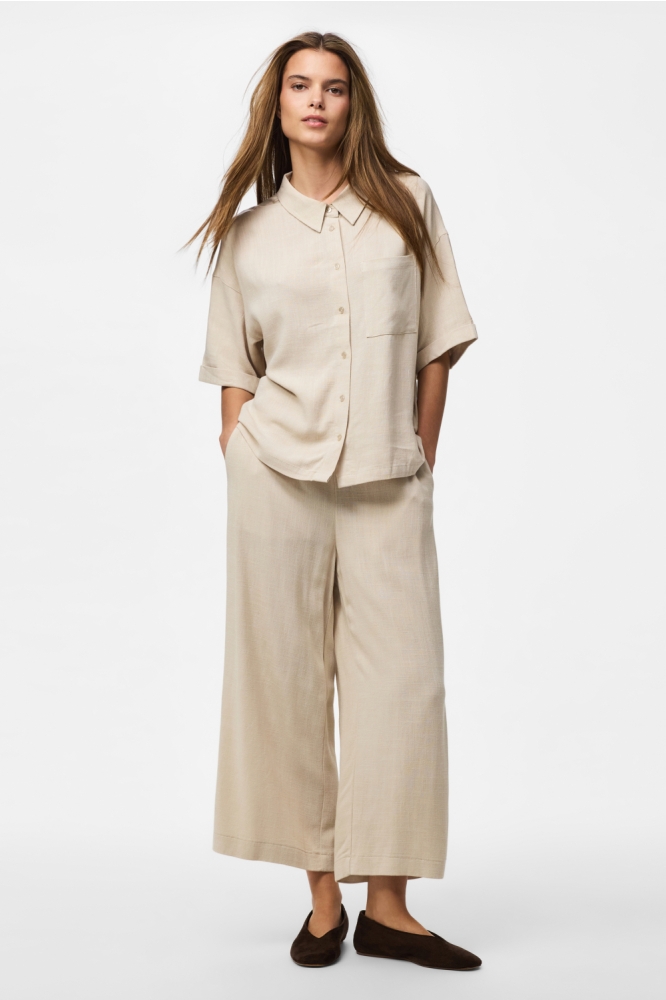 Pieces beige dames blouse | Model vooraanzicht