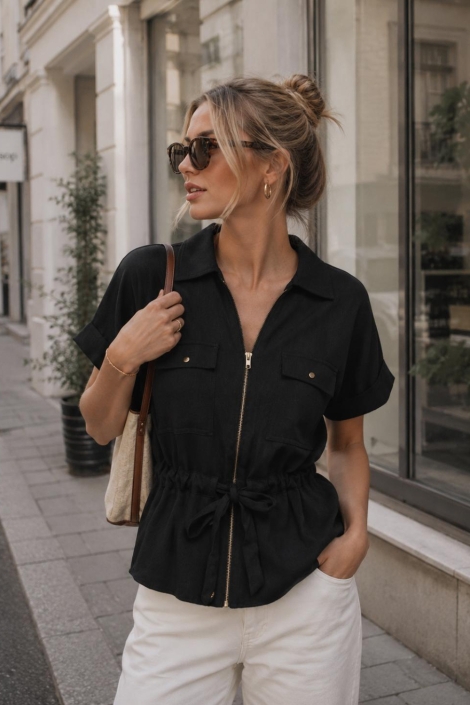 Jacqueline de Yong zwarte dames blouse | Sfeerbeeld, In situatie