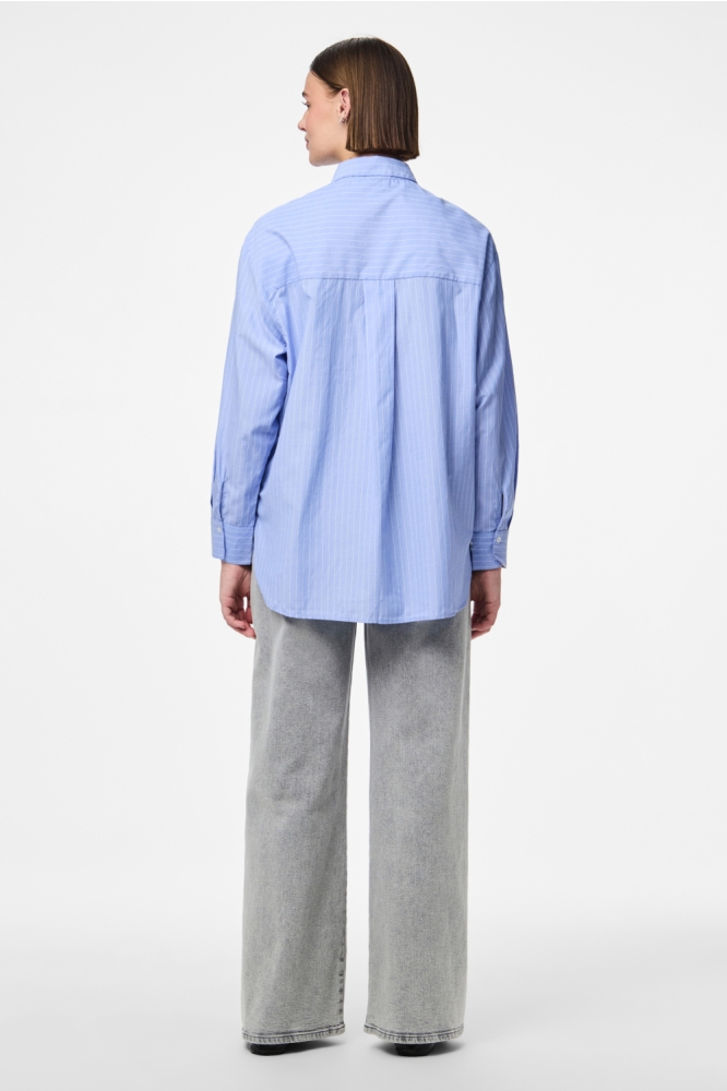 Pieces blauwe dames blouse | Model achteraanzicht