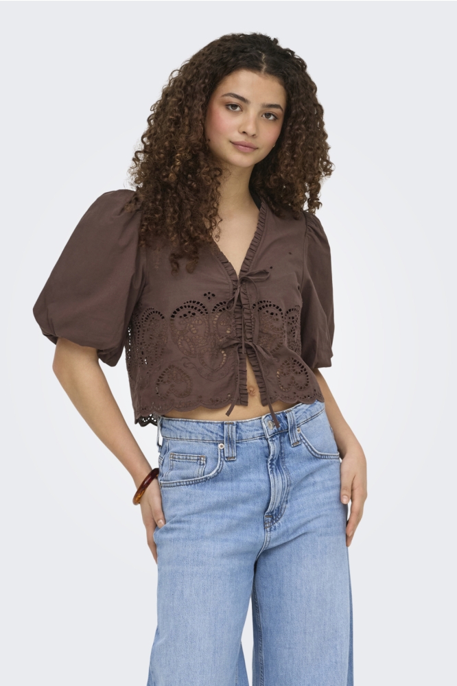 Only bruine dames t-shirt | Model vooraanzicht