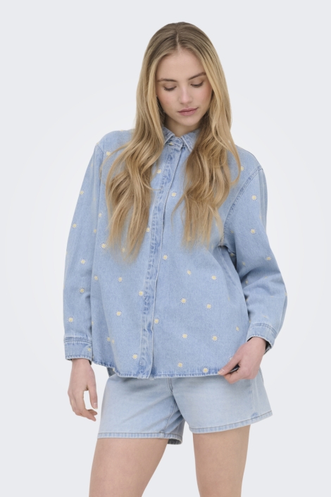 Only blauwe dames blouse | Model vooraanzicht