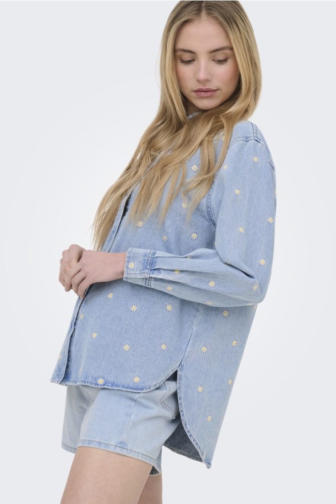Only blauwe dames blouse | Model zijaanzicht