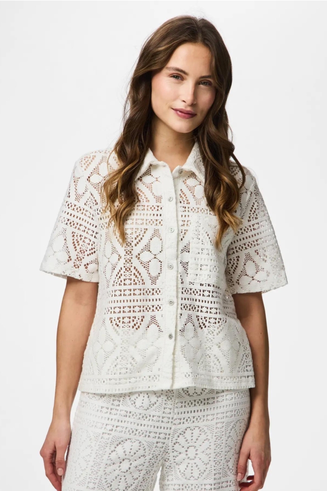 Pieces witte dames blouse | Model vooraanzicht