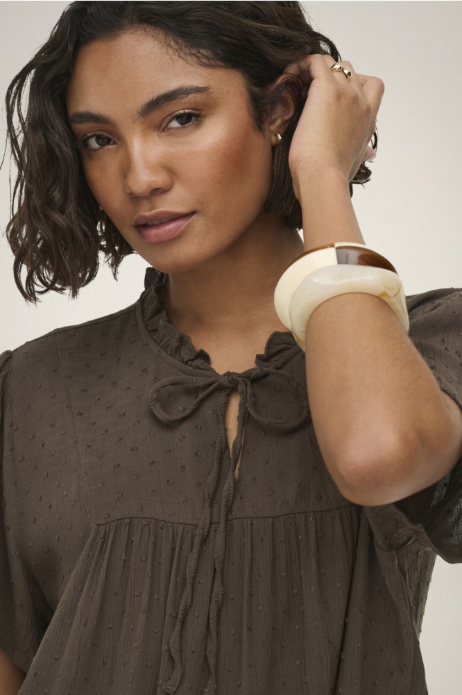 Jacqueline de Yong bruine dames blouse | Close up