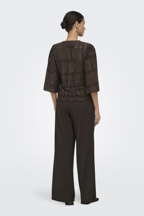 Jacqueline de Yong bruine dames blouse | Model achteraanzicht
