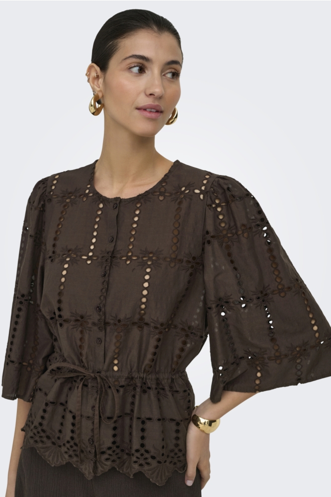 Jacqueline de Yong bruine dames blouse | Model vooraanzicht