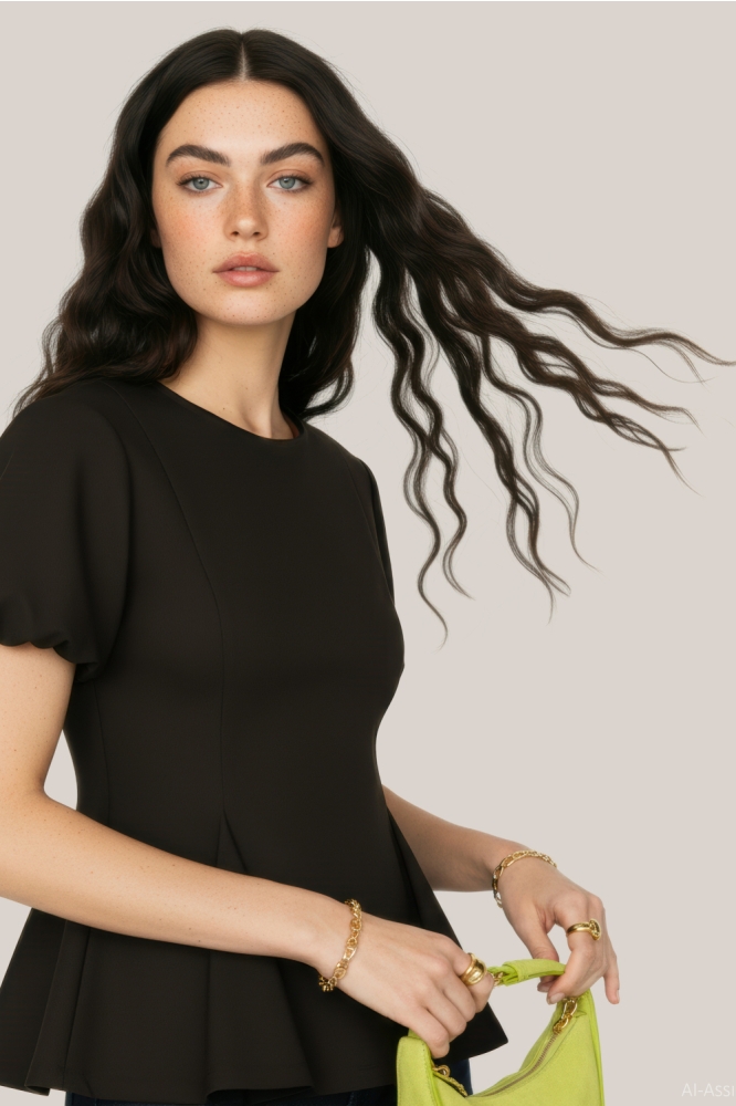 Hypedrop zwarte dames t-shirt | Model zijaanzicht