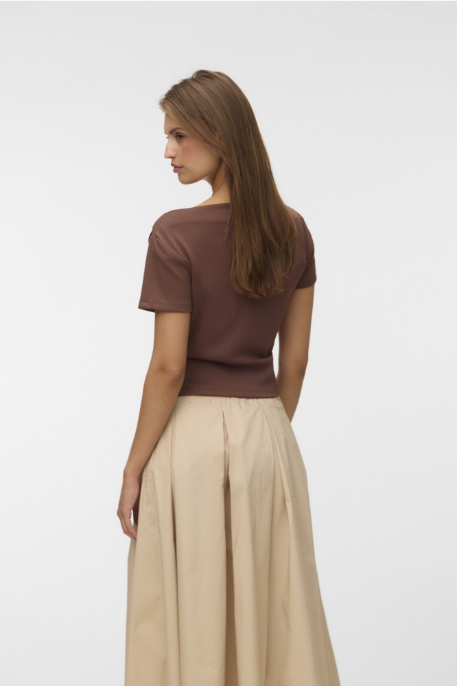 Vero Moda bruine dames t-shirt | Model achteraanzicht