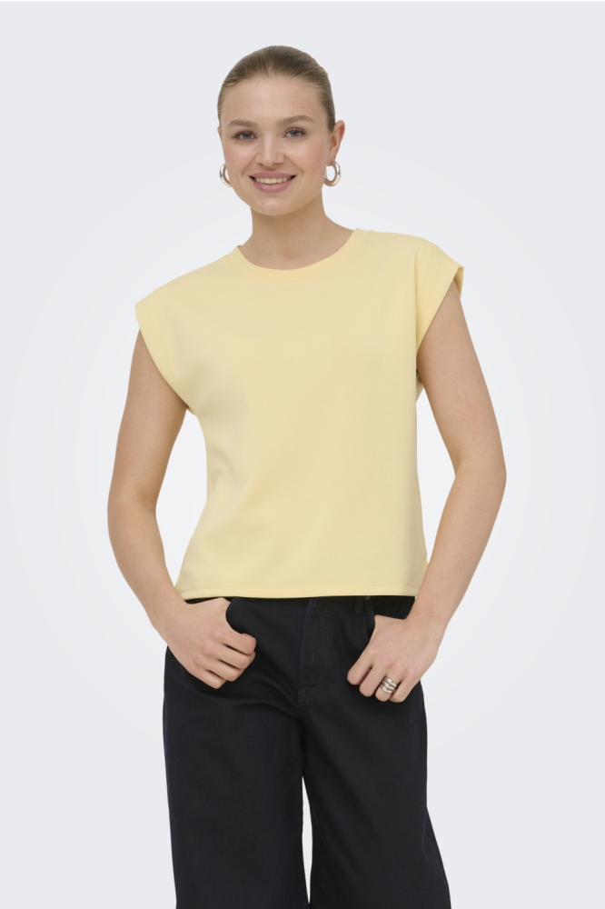 Only gele dames t-shirt | Model vooraanzicht