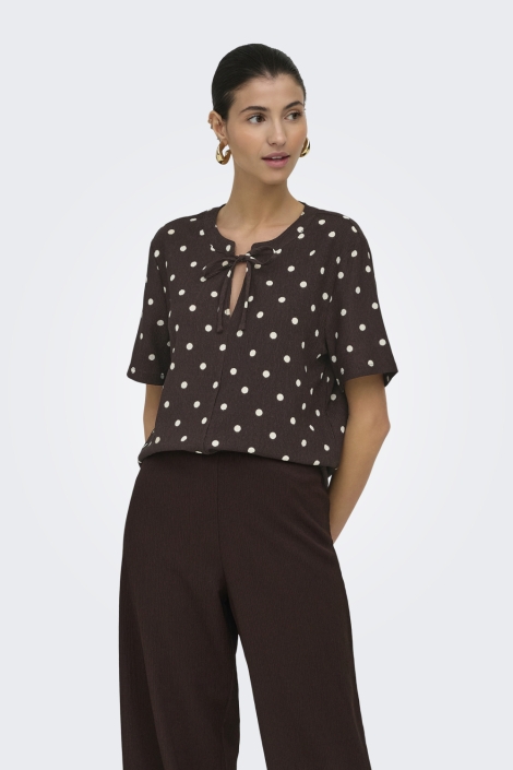 Jacqueline de Yong bruine dames blouse | Model vooraanzicht