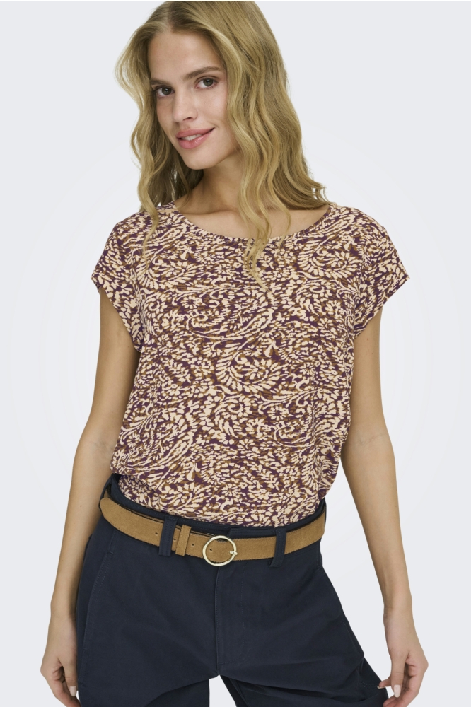 Only bruine dames t-shirt | Model vooraanzicht