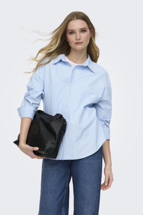 Only blauwe dames blouse | Model vooraanzicht