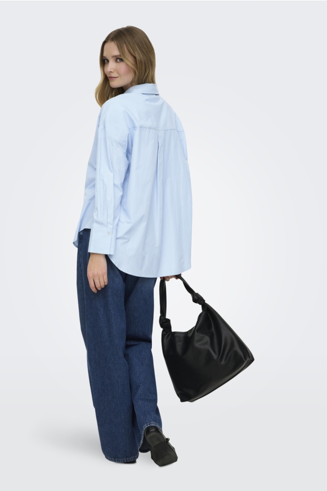 Only blauwe dames blouse | Model vooraanzicht