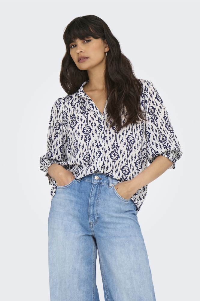 Only blauwe dames blouse | Model vooraanzicht