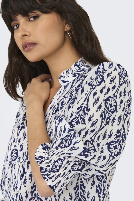 Only blauwe dames blouse | Model zijaanzicht