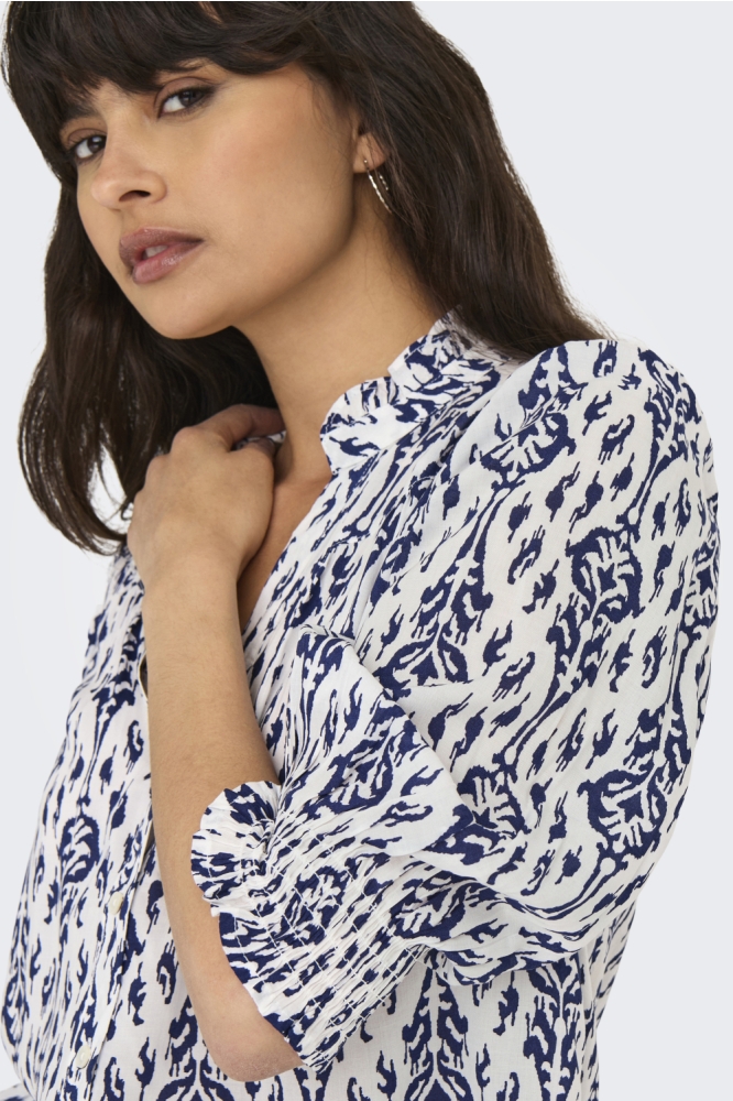 Only blauwe dames blouse | Model zijaanzicht