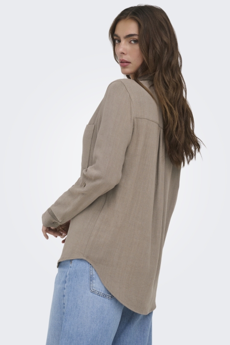 Only bruine dames blouse | Model achteraanzicht