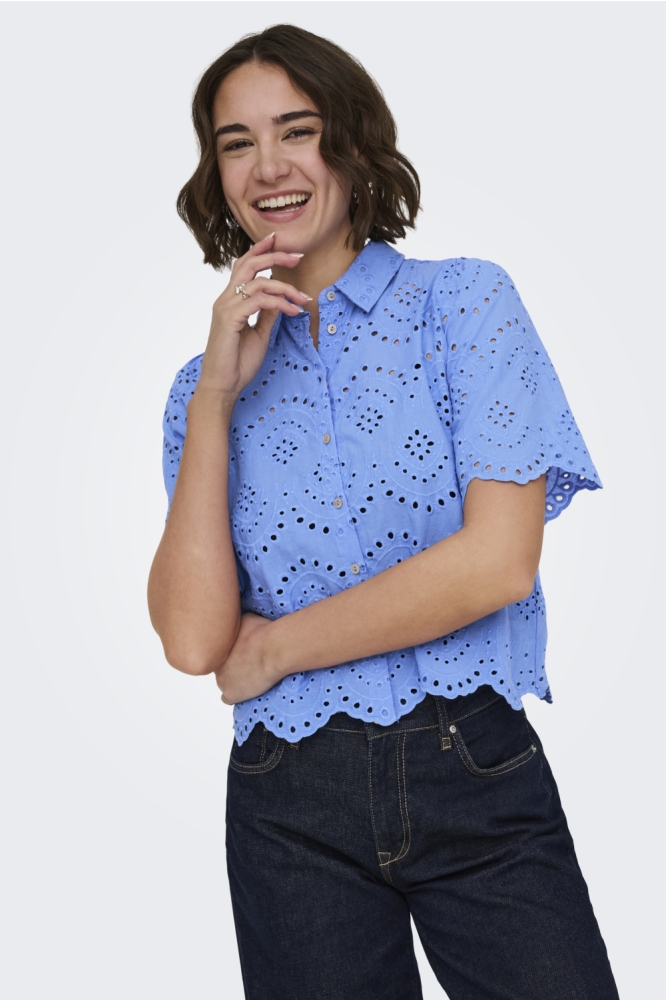 Only blauwe dames blouse | Model vooraanzicht