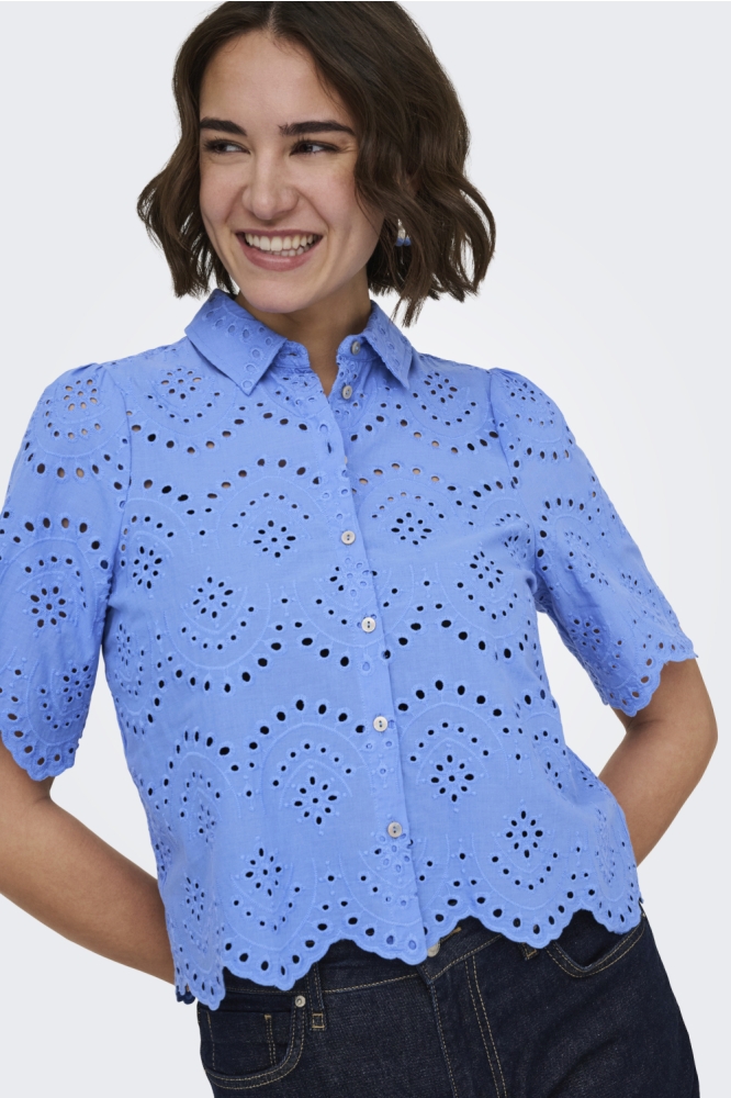 Only blauwe dames blouse | Model vooraanzicht