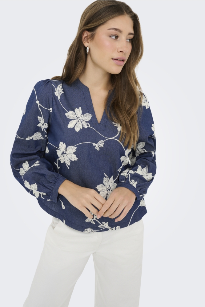 Only blauwe dames blouse | Model vooraanzicht