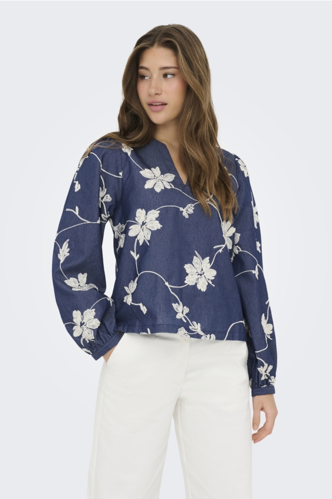 Only blauwe dames blouse | Model vooraanzicht