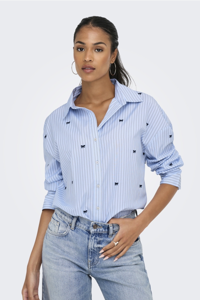 Only blauwe dames blouse | Model vooraanzicht