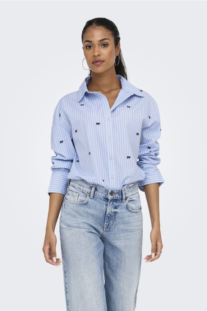 Only blauwe dames blouse | Model vooraanzicht