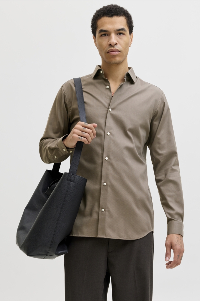 Jack & Jones bruine heren overhemd | Model vooraanzicht