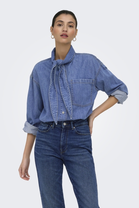 Only blauwe dames blouse | Model vooraanzicht
