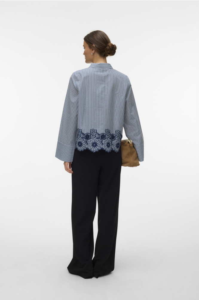 Vero Moda blauwe dames blouse | Model achteraanzicht