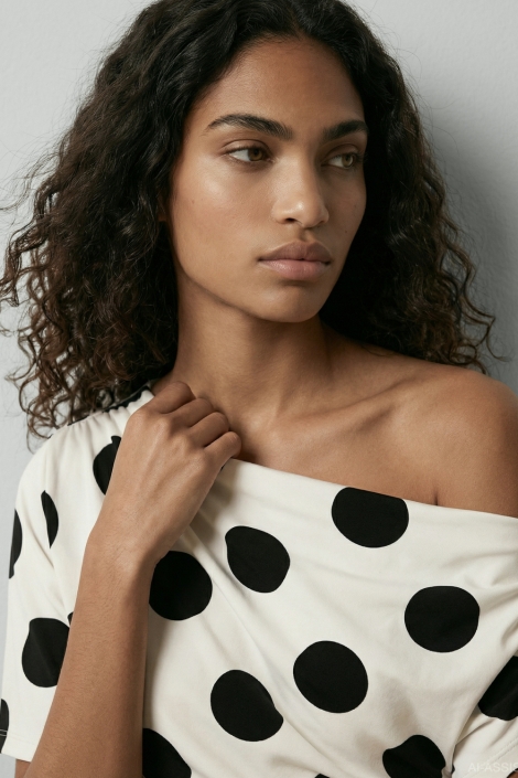 Hypedrop witte dames t-shirt | Close up