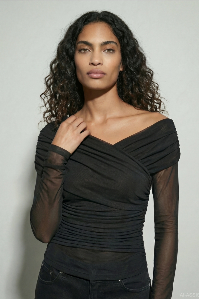 Hypedrop zwarte dames blouse | Model vooraanzicht